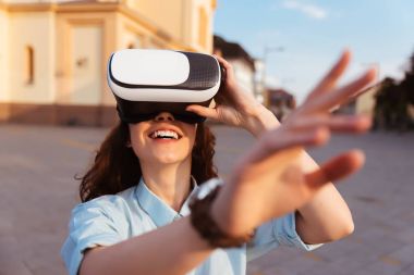 sanal gerçeklik gözlük kullanan kız