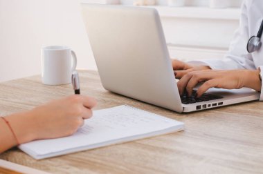 dizüstü bilgisayar kullanan doktor