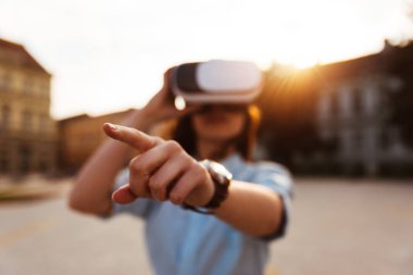 sanal gerçeklik gözlük kullanan kız