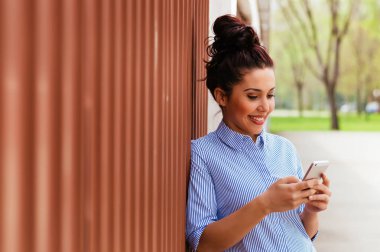 Kız telefonu kullanarak mavi gömlekli