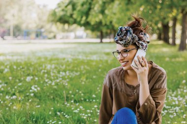 Cep Telefonu Konuşan Kadın