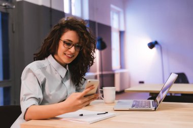 kız öğrenci dizüstü kullanarak 