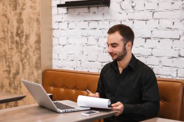 kafede oturan genç adam