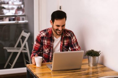 dizüstü bilgisayar kullanan yakışıklı adam 