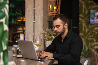 kafede oturan genç adam