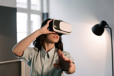 Neşeli genç kız Vr kulaklık 