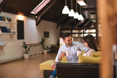 Evde kahve ile rahatlatıcı Çift 