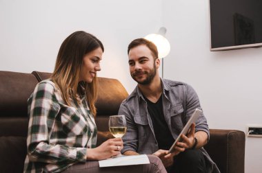 Genç çift izlerken tablet 