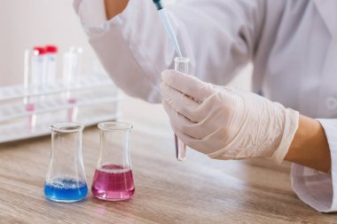 Laboratuvarda çalışan bilim adamı.