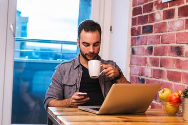 Cep telefonu kullanan adam