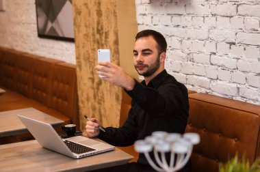 kafede oturan genç adam