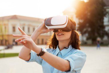 sanal gerçeklik gözlük kullanan kız