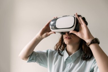 Genç sanal gerçeklik kullanan kadın 