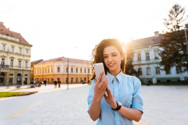 akıllı telefon kullanan güzel kız 