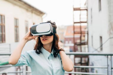 sanal gerçeklik gözlük kullanan kız