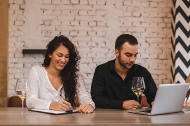 Çift birlikte çalışıyor.  