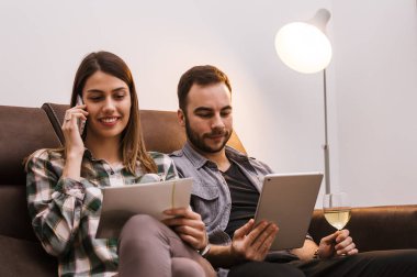 Genç çift izlerken tablet 