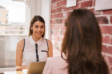 dizüstü bilgisayar kullanan arkadaşlar 