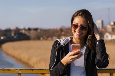 cep telefonu kullanan kız 