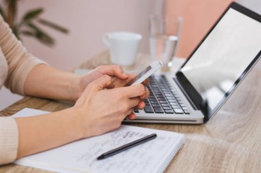 Ofiste akıllı telefon kullanan kız