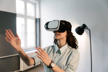 Neşeli genç kız Vr kulaklık 