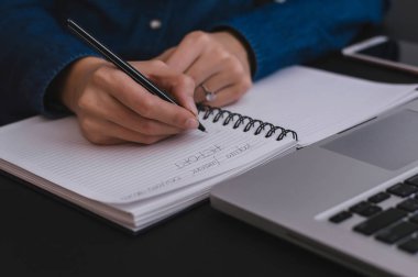 genç kadın yazılı notlar