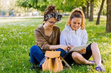çimenlerin üzerinde eğitim kadınlar