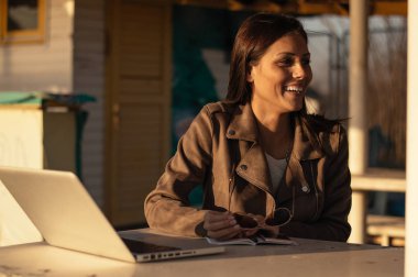 gülen kız dizüstü bilgisayar kullanıyor