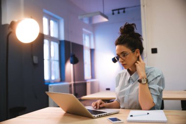 kız öğrenci dizüstü kullanarak 