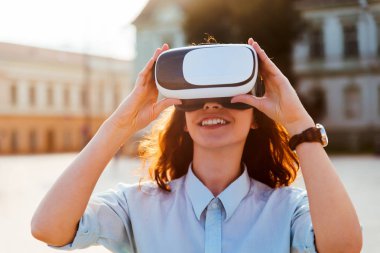 sanal gerçeklik gözlük kullanan kız
