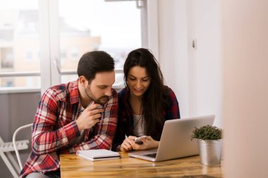 Genç çiftin birlikte çalışma 