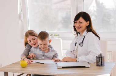 Doktor ve Kliniği'nde oynayan çocuklar