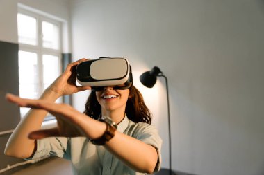 Neşeli genç kız Vr kulaklık 