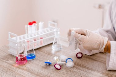 Laboratuvarda çalışan bilim adamı.