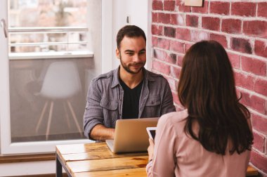 genç bir çift laptop ile çalışma