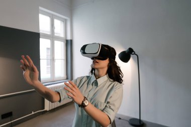 Neşeli genç kız Vr kulaklık 