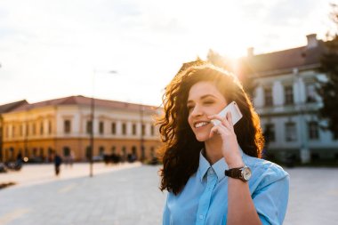 akıllı telefon kullanan güzel kız 