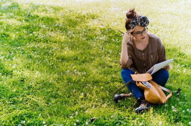 kadının okuma gazete