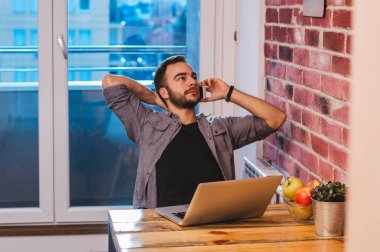 Cep telefonu kullanan adam