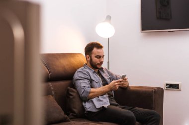 Cep telefonu kullanan adam