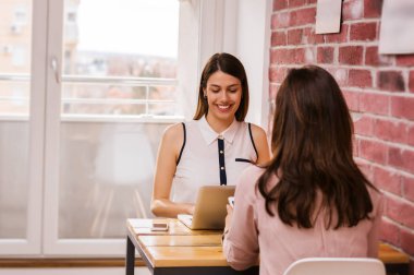 dizüstü bilgisayar kullanan arkadaşlar 