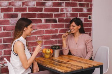 Kardeşler birlikte vakit geçirir.