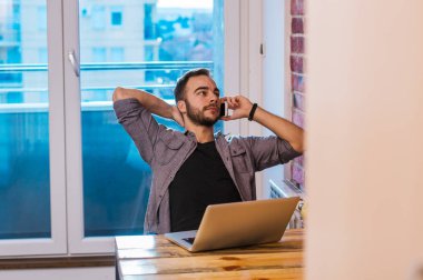 Cep telefonu kullanan adam