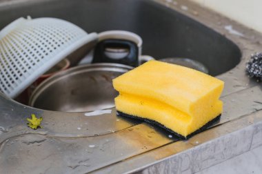 Kirli bulaşıklar lavaboda  