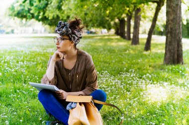 kadınla çimenlerin üzerinde eğitim