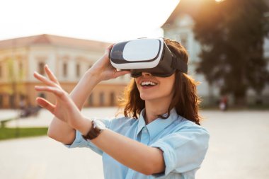 sanal gerçeklik gözlük kullanan kız