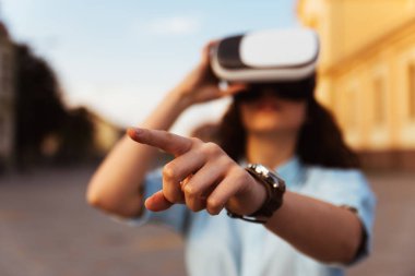 sanal gerçeklik gözlük kullanan kız