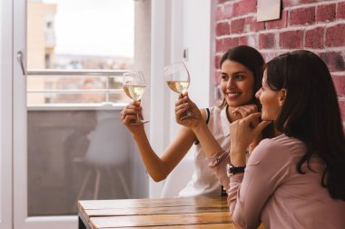 Kardeşler birlikte vakit geçirir.