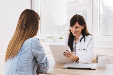 Doktor hastaya iyi haber veren