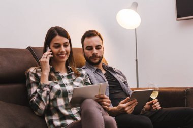 Genç çift izlerken tablet 